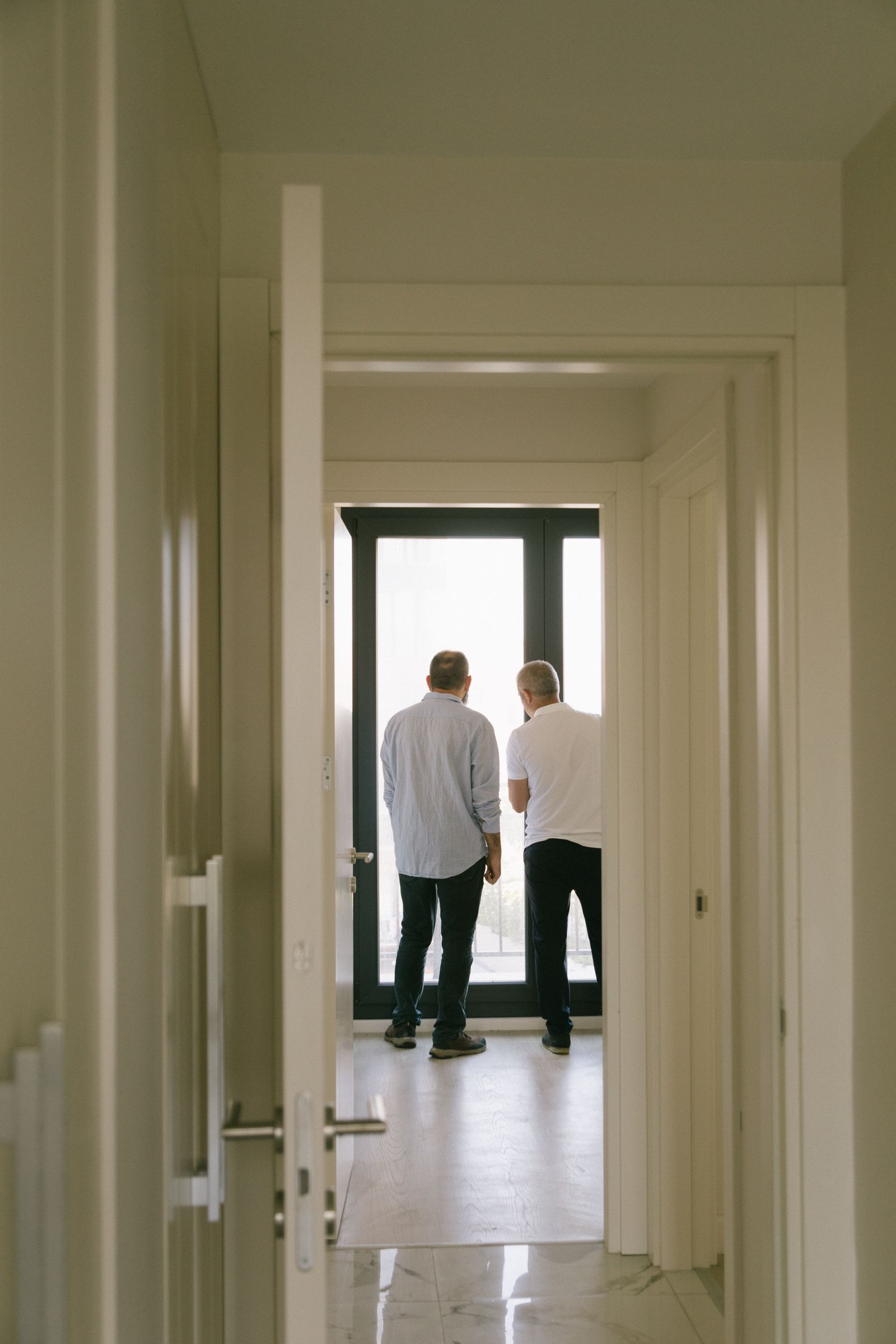 Symbolbild: Zwei Personen besichtigen gemeinsam eine helle Wohnung